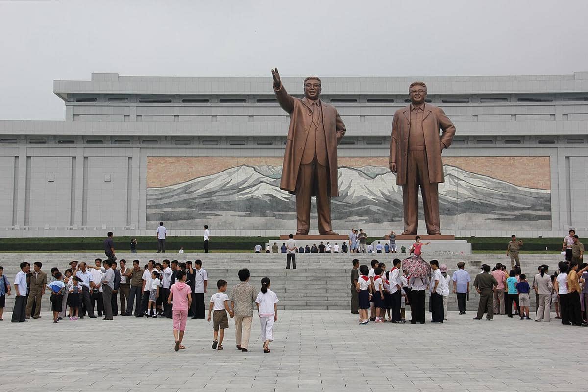 Momen pengunjung di Monumen Besar Bukit Mansu.