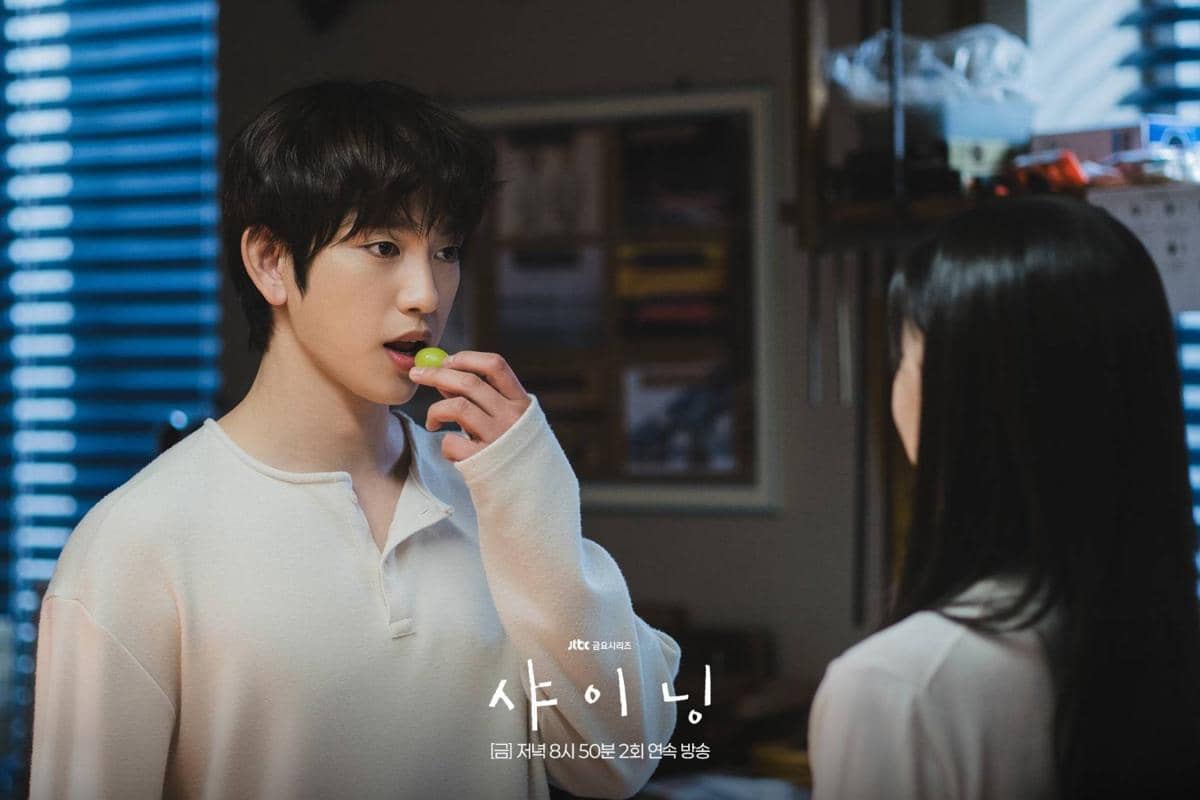 Cuplikan drama Korea Still Shining