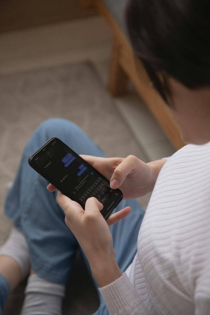 ilustrasi sedang chat dengan pasangan