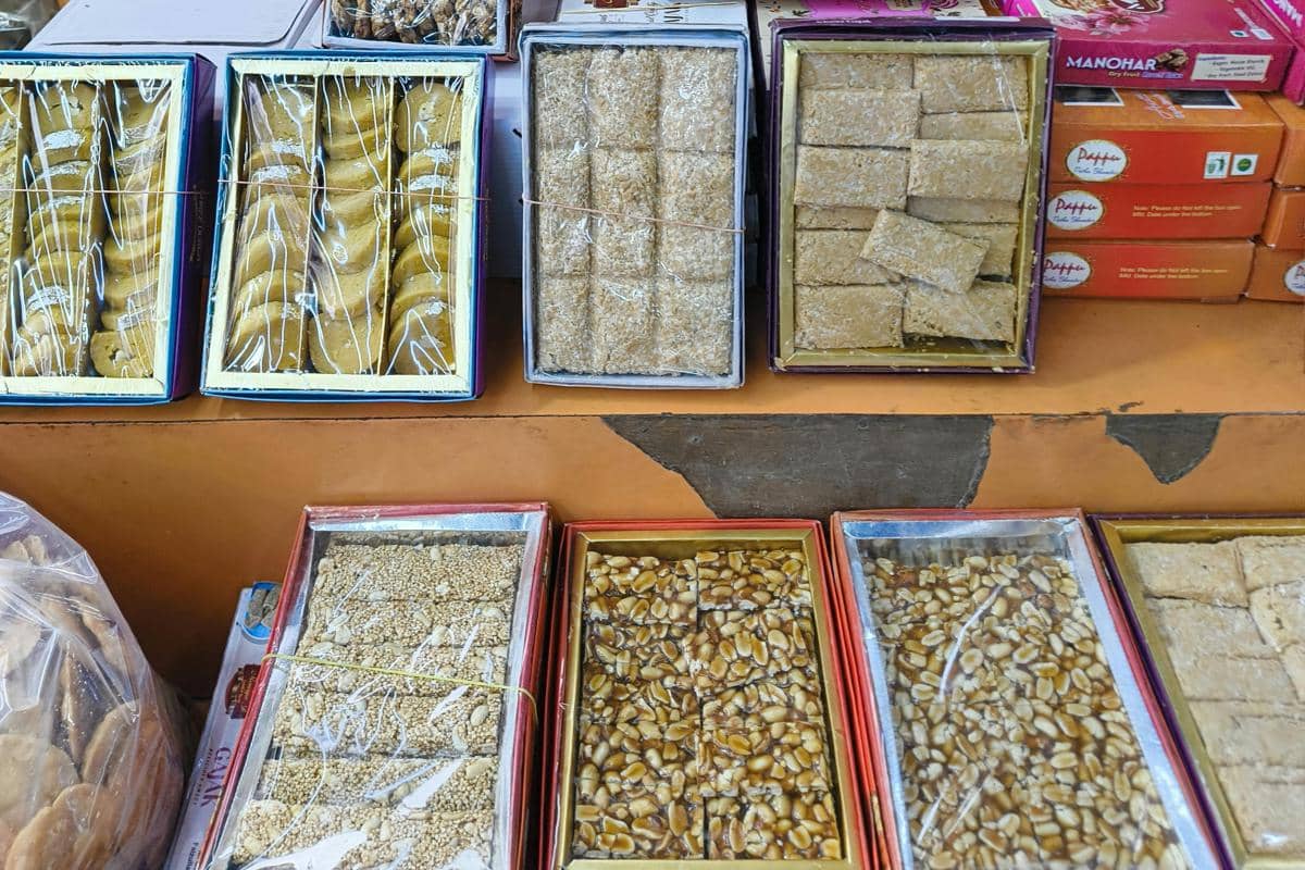 Ilustrasi makanan pudak dan jenang jubung khas Gresik sebagai oleh-oleh.