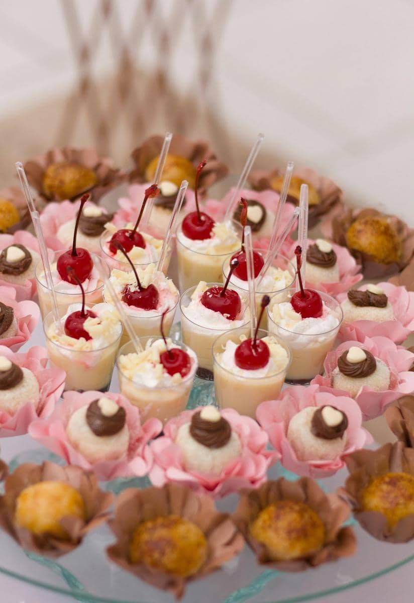 ilustrasi puding cup mini