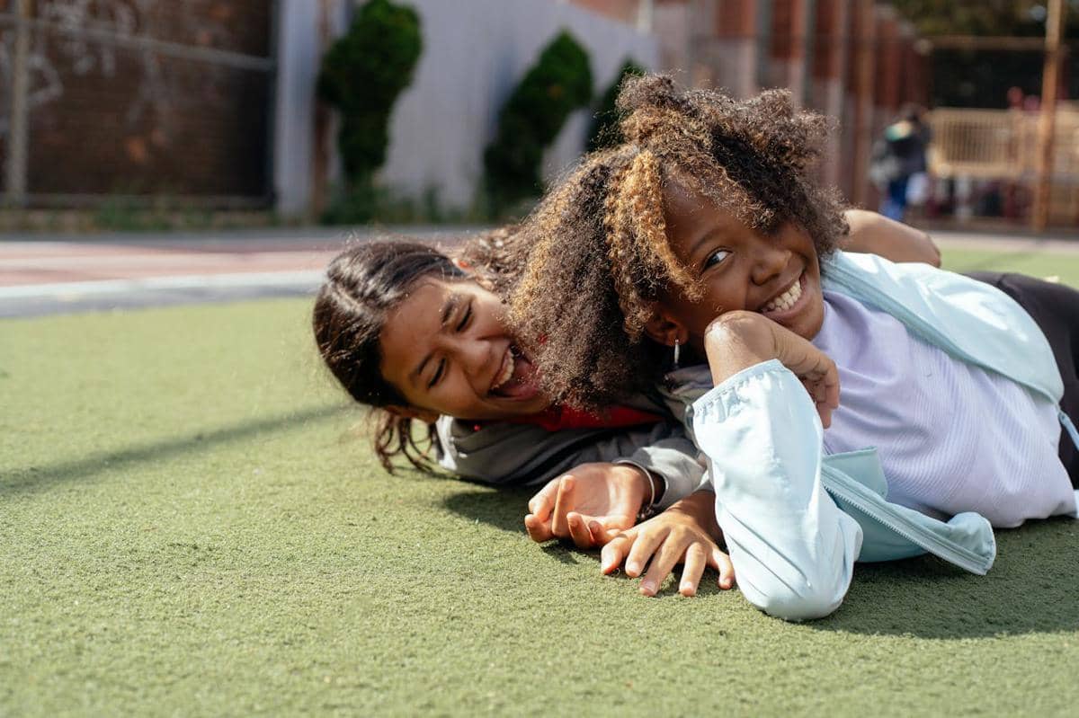 ilustrasi anak perempuan bermain