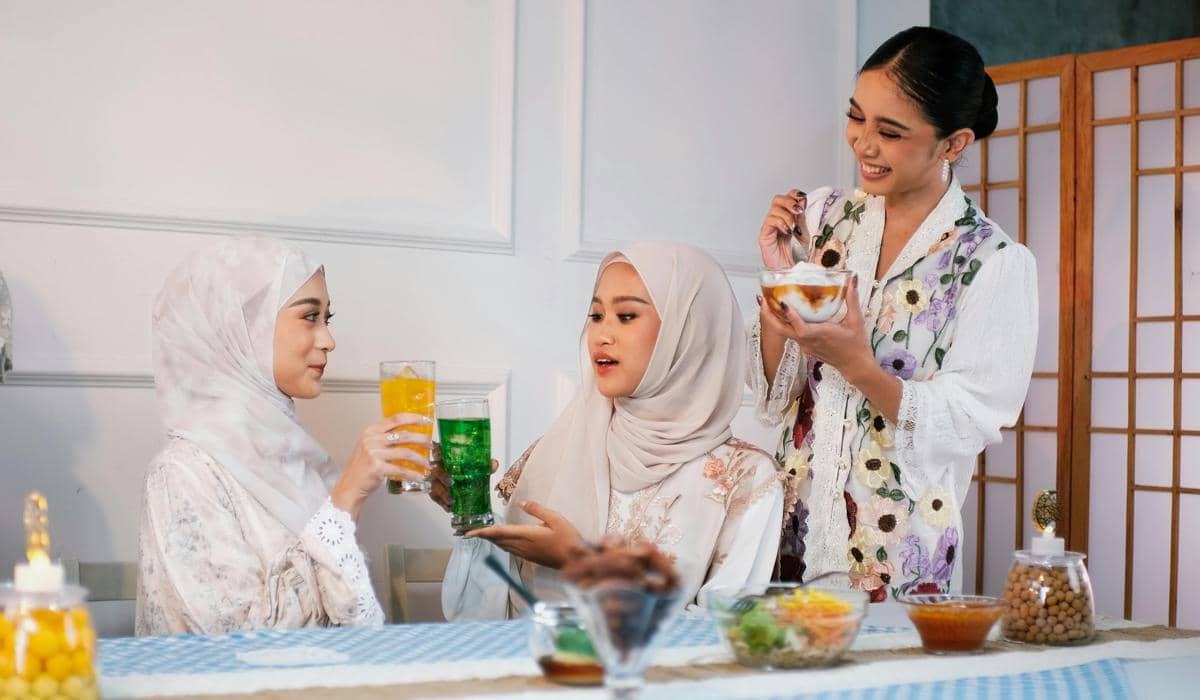 ilustrasi perempuan berbuka puasa dengan minuman dingin