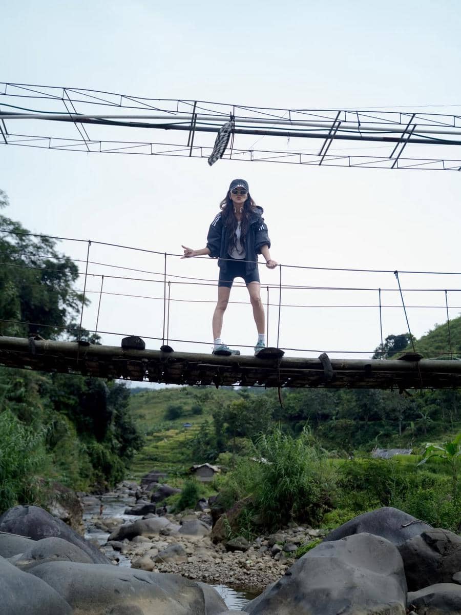 Olla Ramlan saat hiking ke curug