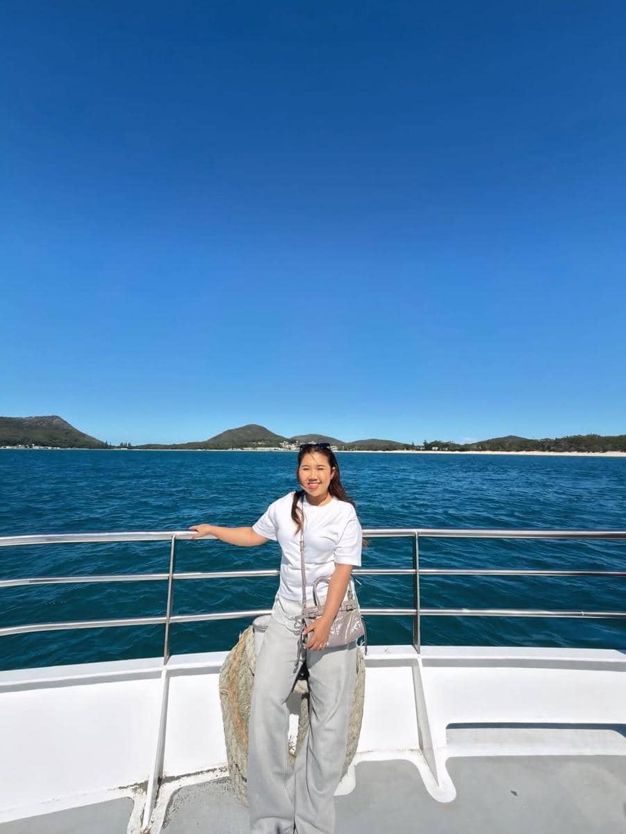 Kiky Saputri dan keluarga naik yacht di Australia