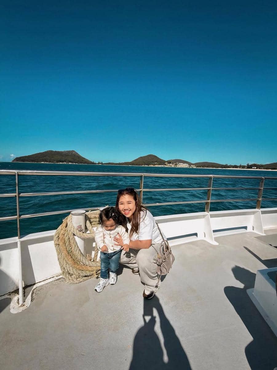 Kiky Saputri dan keluarga naik yacht di Australia