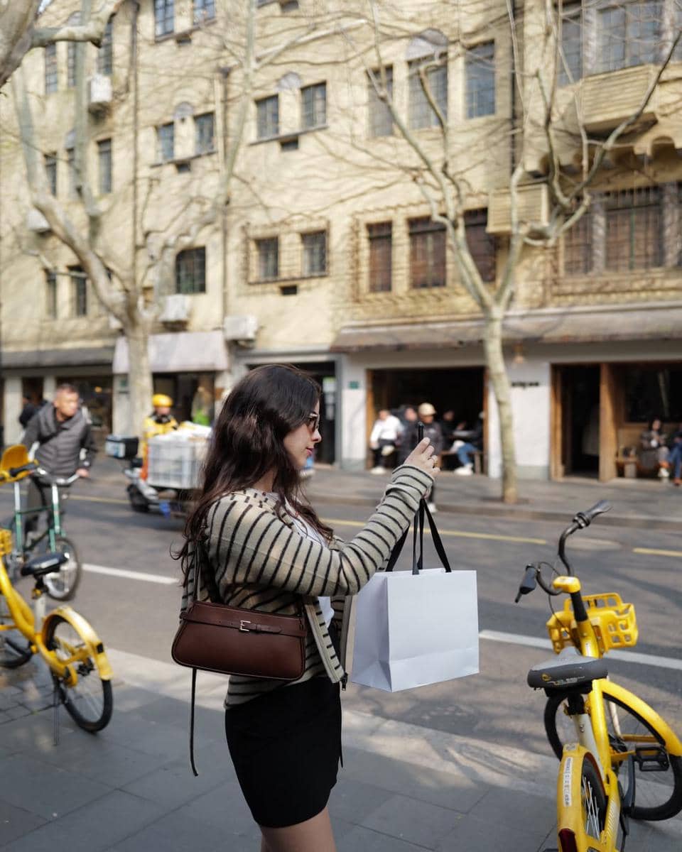 Regina Phoenix jalan-jalan di Shanghai