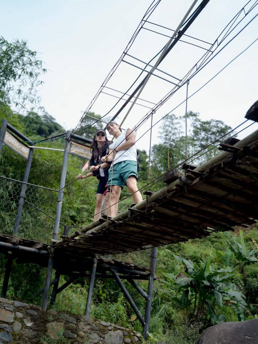 Olla Ramlan saat hiking ke curug
