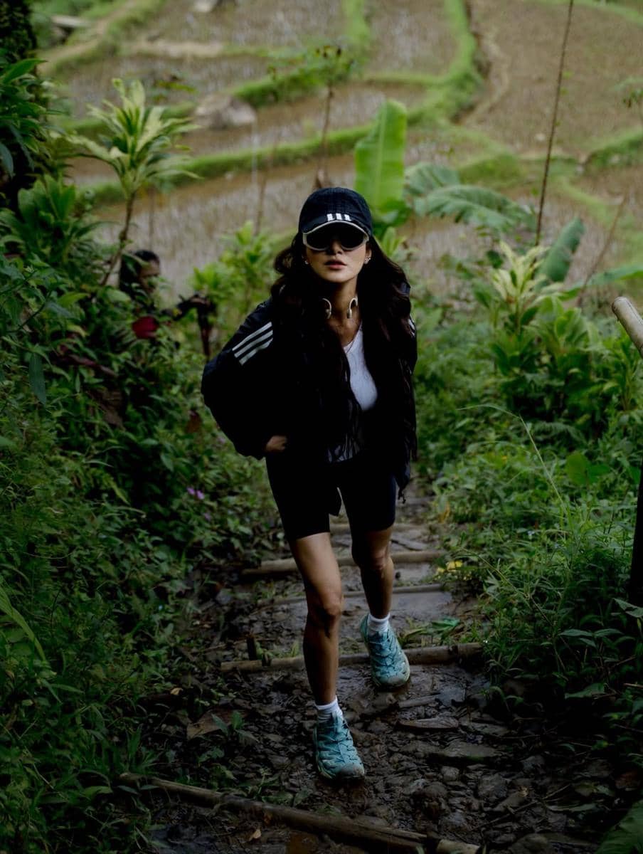 Olla Ramlan saat hiking ke curug