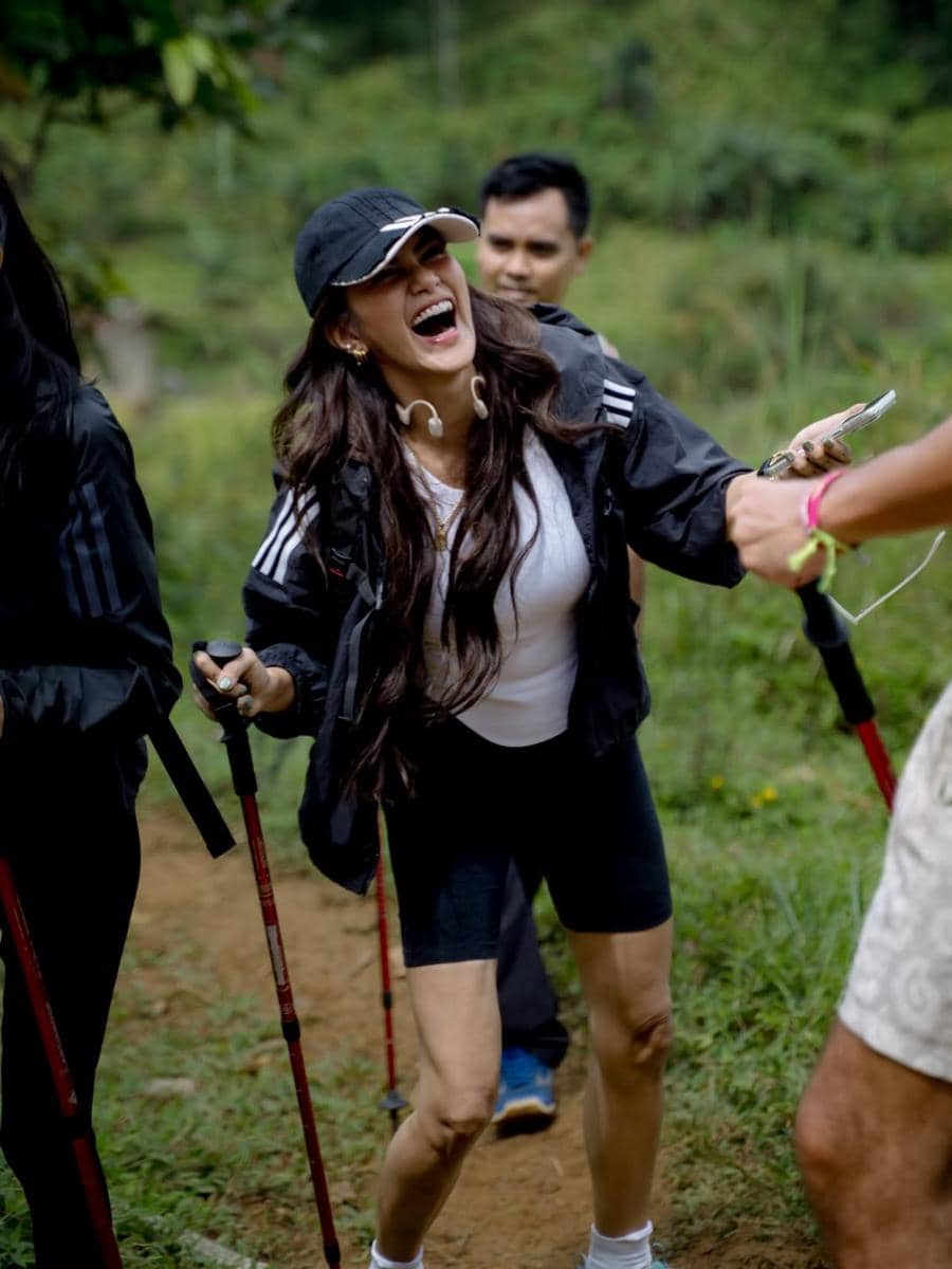 Olla Ramlan saat hiking ke curug