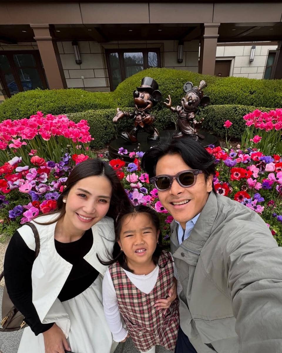 Keluarga Dion Wiyoko berlibur ke Shanghai