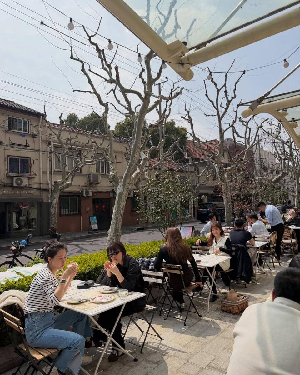 Regina Phoenix jalan-jalan di Shanghai