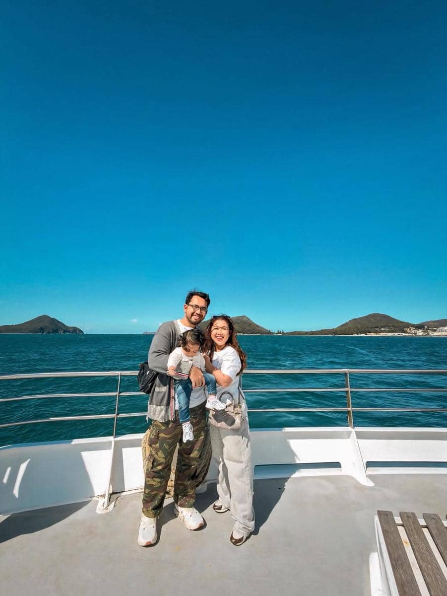 Kiky Saputri dan keluarga naik yacht di Australia