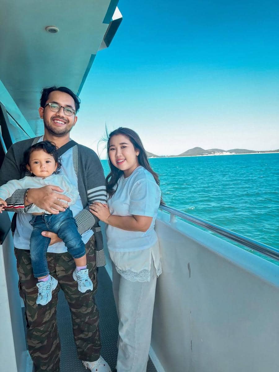 Kiky Saputri dan keluarga naik yacht di Australia