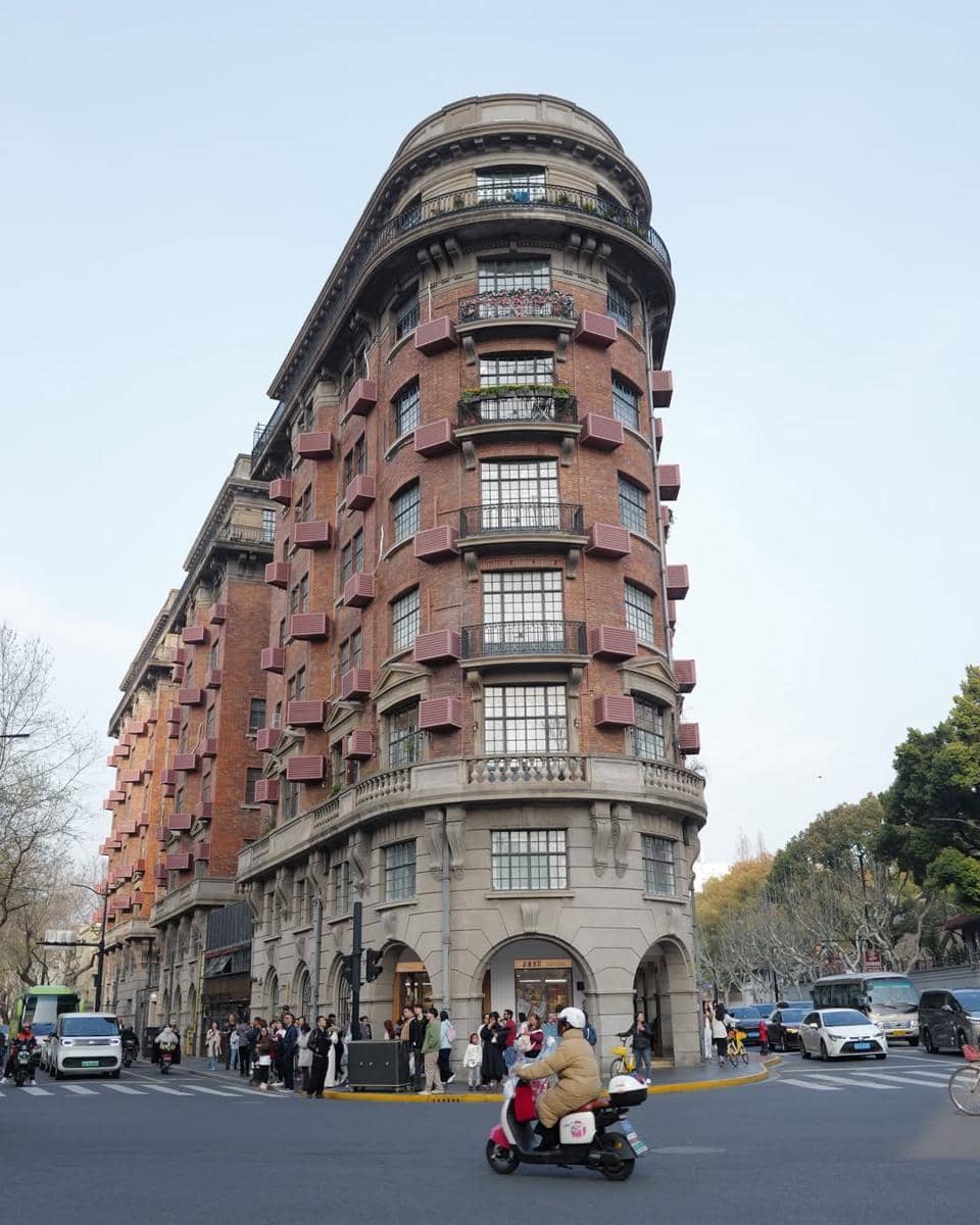 Regina Phoenix jalan-jalan di Shanghai