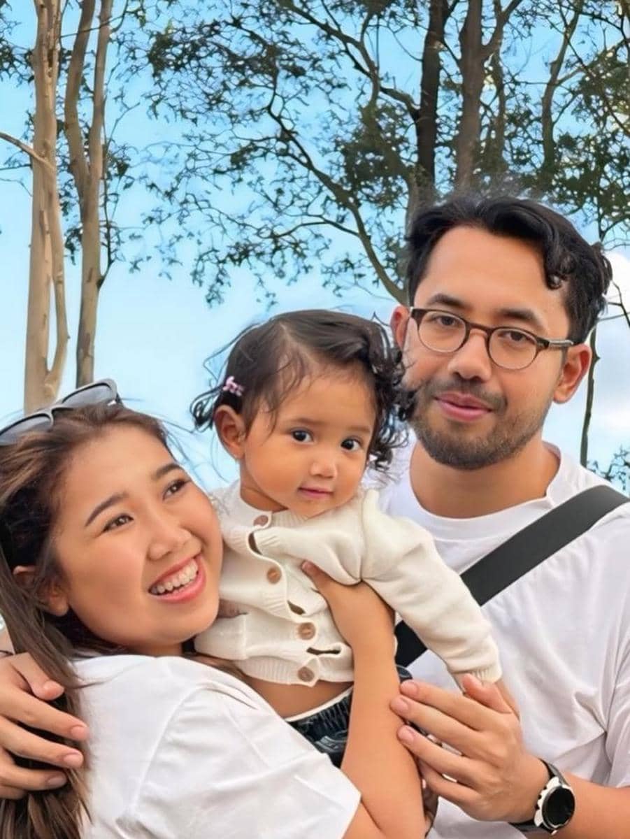 Kiky Saputri dan keluarga naik yacht di Australia