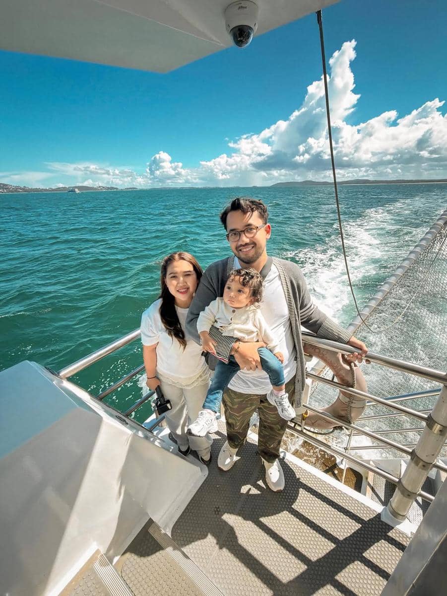 Kiky Saputri dan keluarga naik yacht di Australia