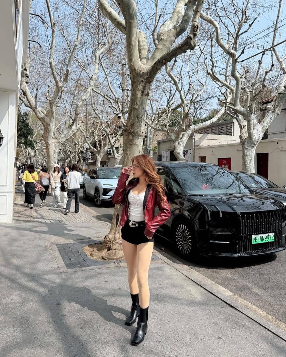 Regina Phoenix jalan-jalan di Shanghai