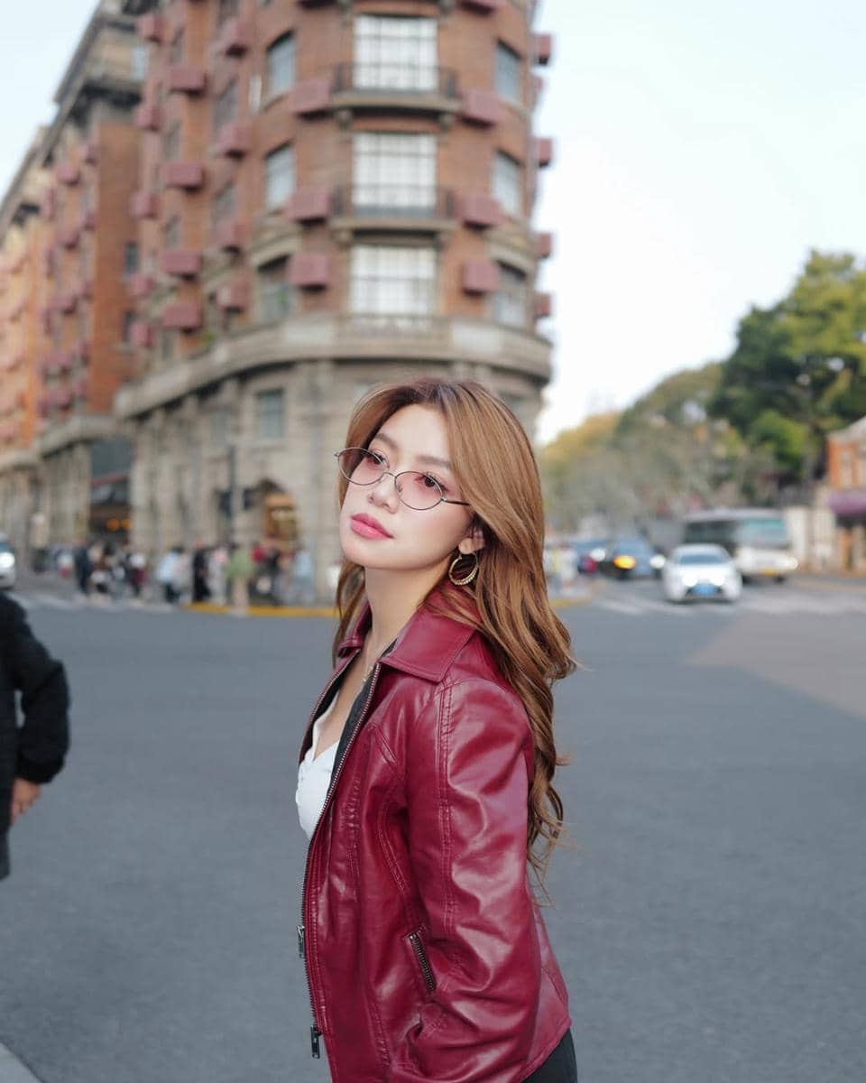 Regina Phoenix jalan-jalan di Shanghai