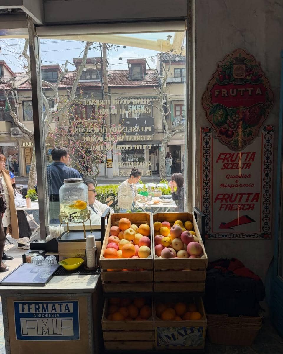 Regina Phoenix jalan-jalan di Shanghai