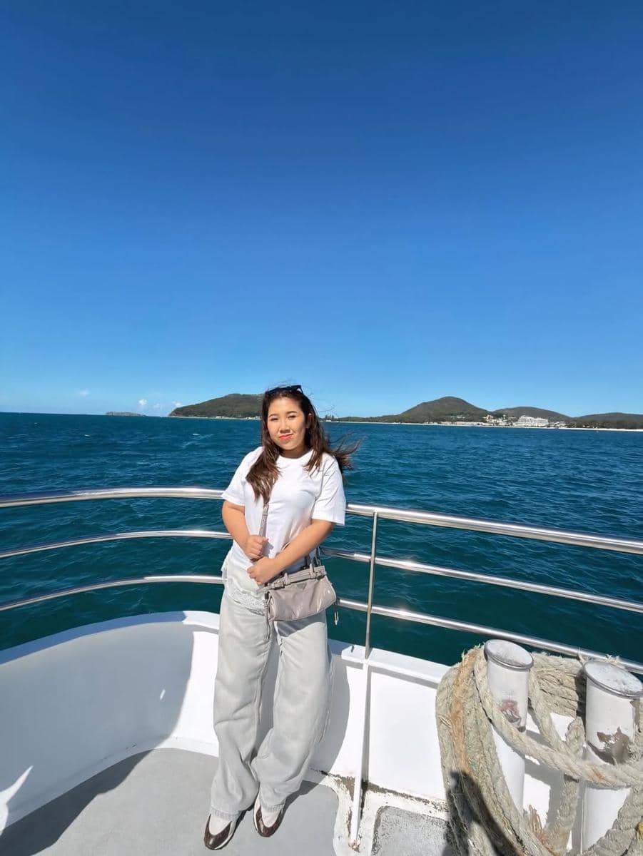 Kiky Saputri dan keluarga naik yacht di Australia