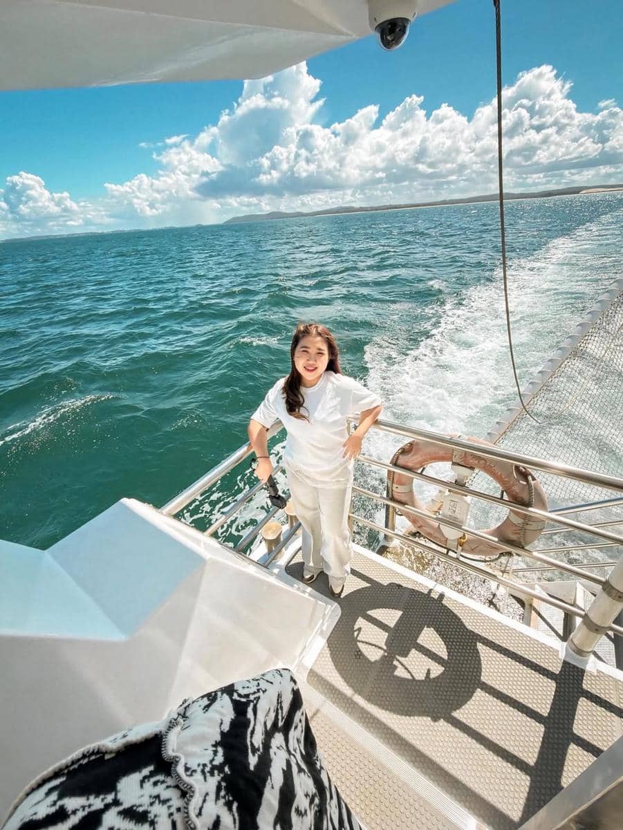 Kiky Saputri dan keluarga naik yacht di Australia