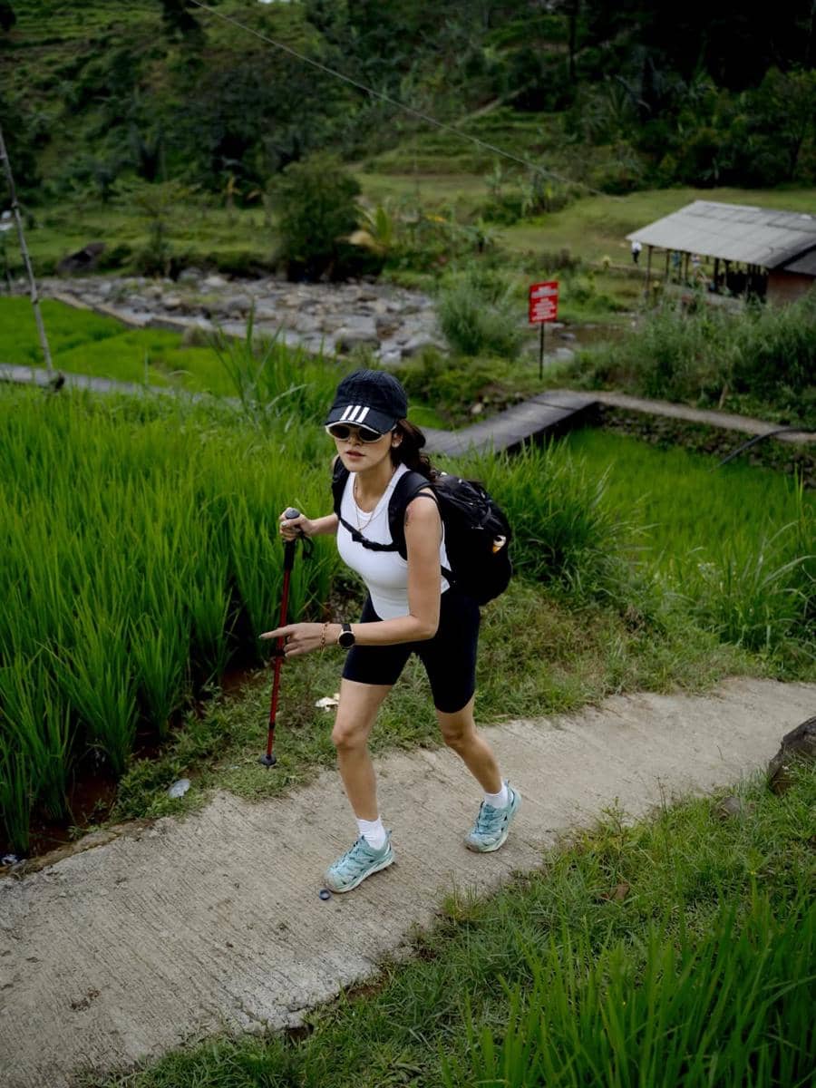 Olla Ramlan saat hiking ke curug