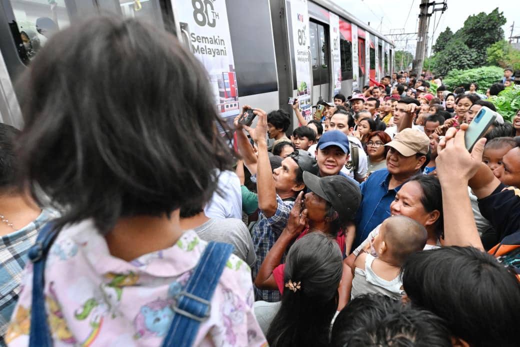 Presiden Prabowo Subianto kunjungi warga di bantaran rel di kawasan Senen, Jakarta (dok.Biro Pers, Media, dan Informasi Sekretariat Presiden/Cahyo)