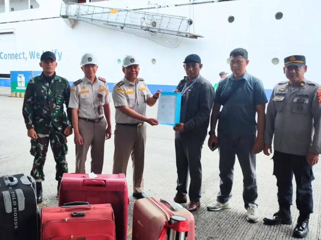 Badan Karantina Indonesia (Barantin) melalui Karantina Sulawesi Selatan menahan sebanyak 53 ekor kepiting kenari (Birgus latro) di Pelabuhan Soekarno-Hatta Makassar, Selasa (24/3). (Dok. Karantina Sulsel)