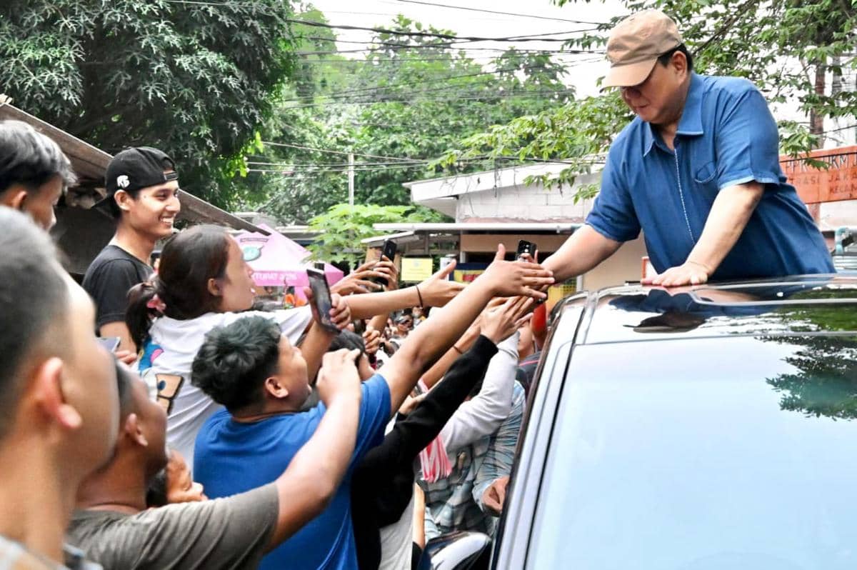Presiden Prabowo Subianto kunjungi warga di bantaran rel di kawasan Senen, Jakarta