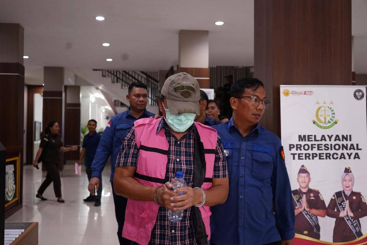 Mantan Kepala Kantor Kantor Syahbandar dan Otoritas Pelabuhan (KSOP) Belawan RVL menjadi tersangka baru dugaan korupsi  manipulasi data kapal dan jasa pandu tunda di Pelabuhan Belawan. (Dok: Kejati Sumut)