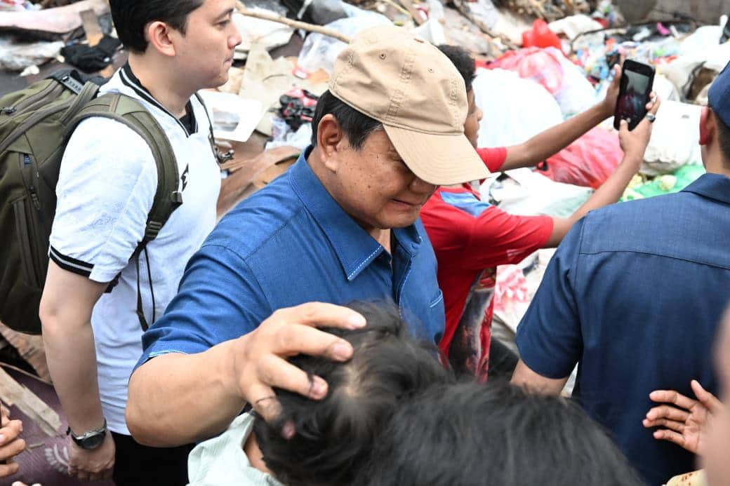 Presiden Prabowo Subianto kunjungi warga di bantaran rel di kawasan Senen, Jakarta