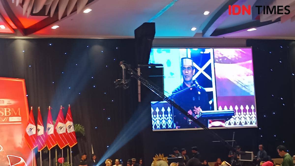 Menteri Pertanian RI sekaligus Ketua Umum BPP KKSS, Andi Amran Sulaiman, menyampaikan sambutan dalam Pertemuan Saudagar Bugis-Makassar (PSBM) 2026 di Hotel Claro Makassar, Kamis (26/3/2026). IDN Times/Asrhawi Muin