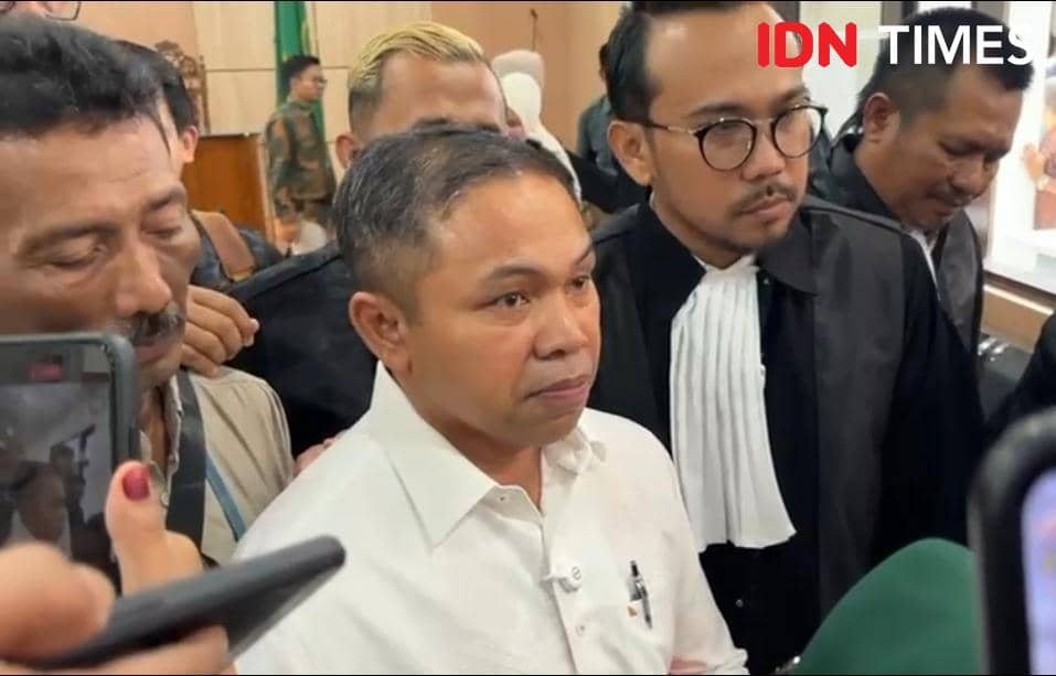 Gubernur Riau nonaktif Abdul Wahid bersama tim penasehat hukumnya saat ditemui awak media usai jalani sidang perdana (IDN Times/ Fanny Rizano)