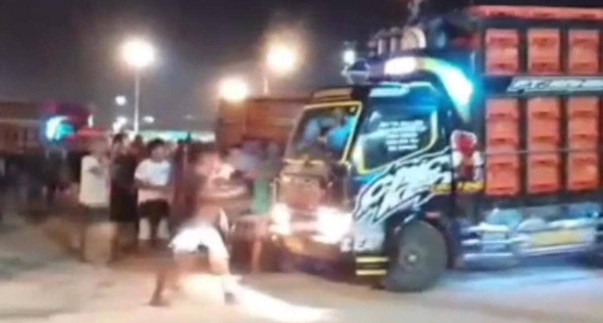 Alur Antrean Kapal Tak Jelas, Sopir di Pelabuhan PT SMA Marah