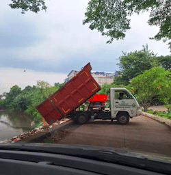 CEK FAKTA: Truk Sampah DLH DKI Buang Sampah ke Sungai Pesanggrahan