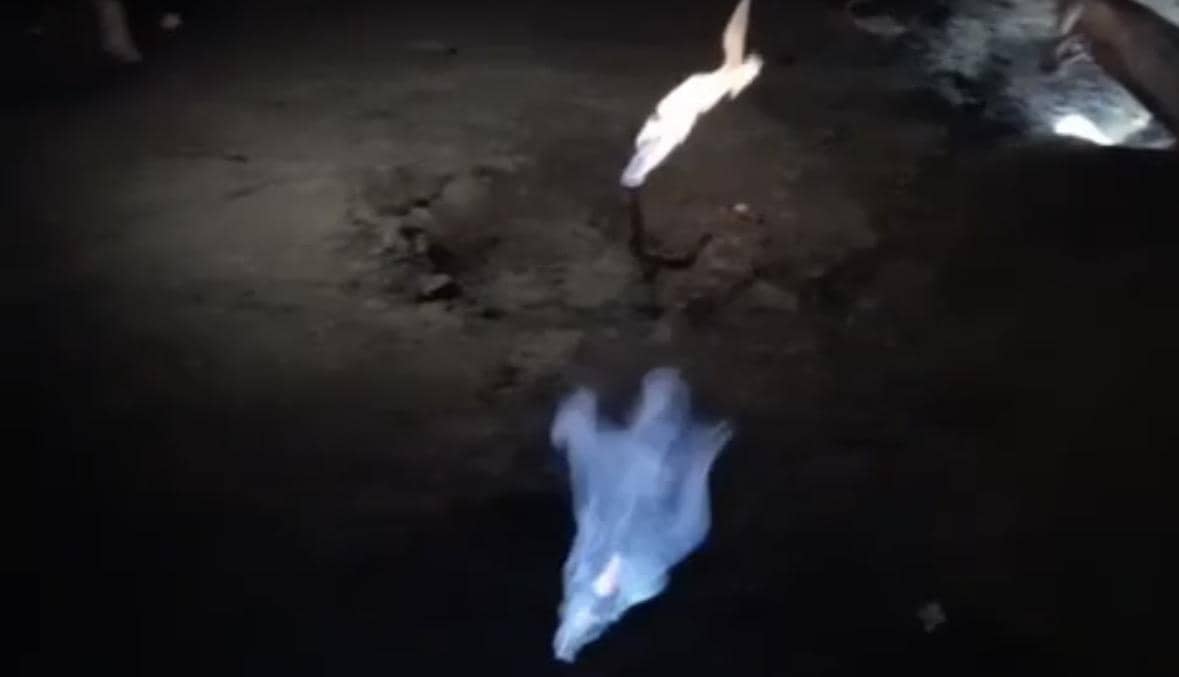 Api Berwarna Biru dan Bau Gas Muncul di Permukaan Pasir di Kapuas Hulu