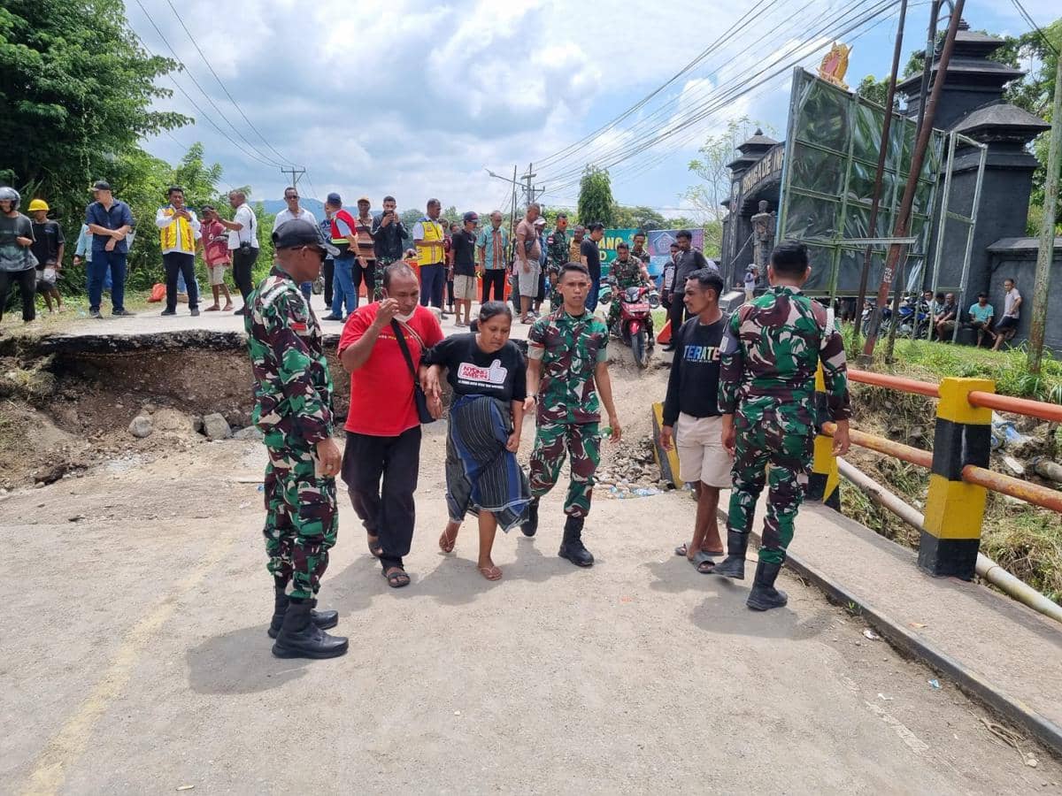 Ibu Hamil Pecah Ketuban Terpaksa Lewati Jembatan Putus untuk Bersalin di RS