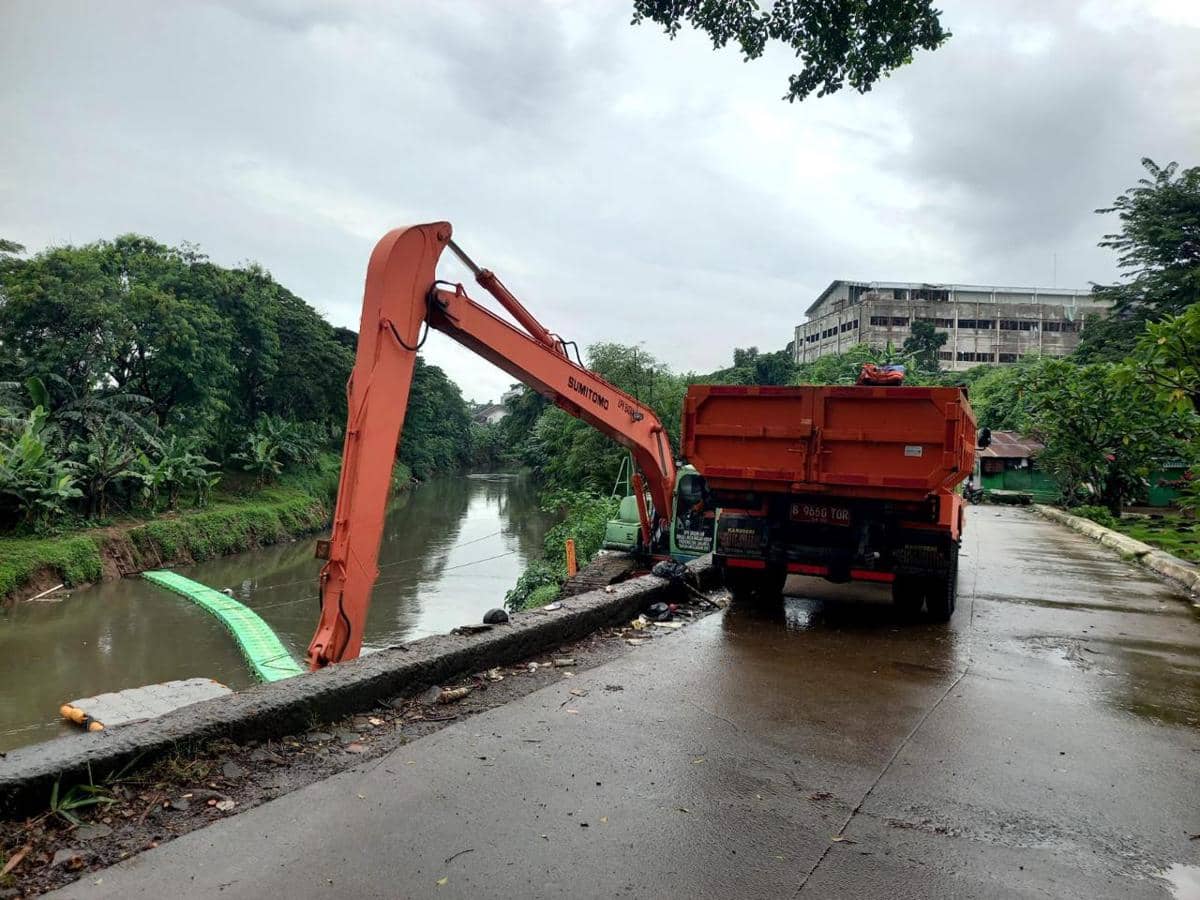 DLH Pastikan Tak Ada Pembuangan Sampah ke Kali Pesanggrahan di TPU Tanah Kusir.