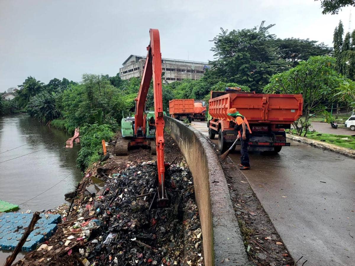DLH Pastikan Tak Ada Pembuangan Sampah ke Kali Pesanggrahan di TPU Tanah Kusir.