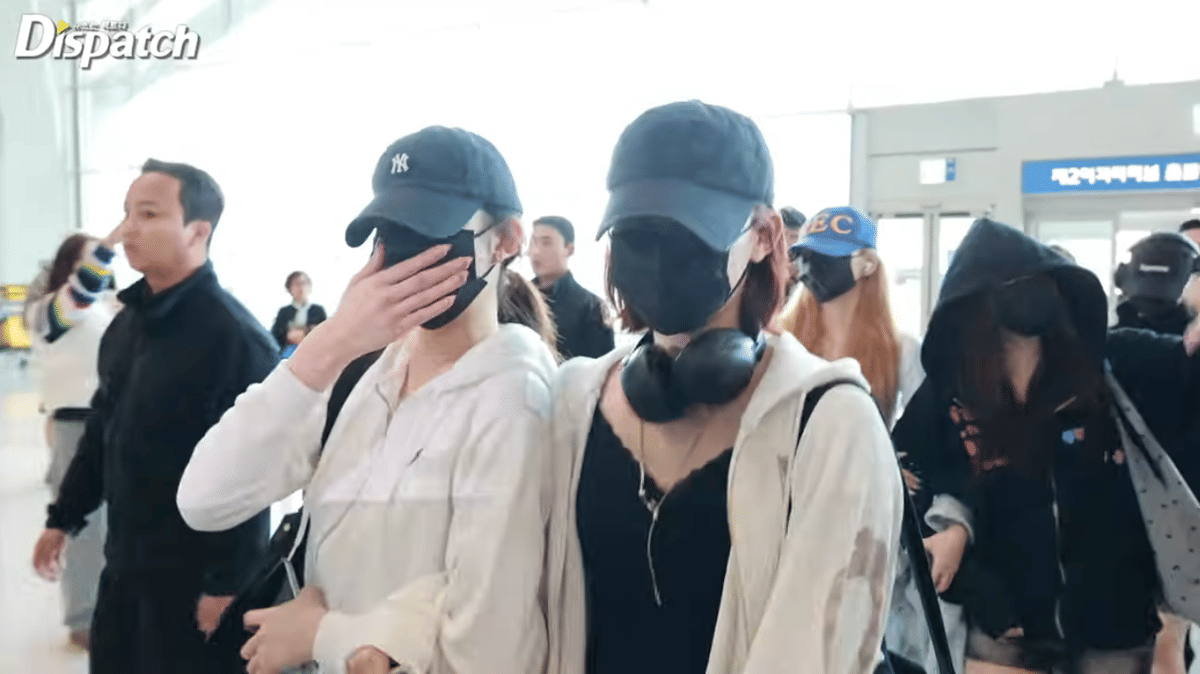 potret Ana dan Jiwoo Hearts2Hearts berangkat ke Indonesia untuk fan meeting (dok. Dispatch)