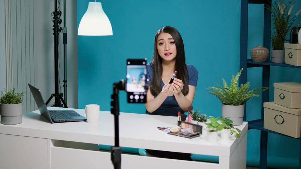 Ilustrasi wanita yang sedang membuat konten tiktok
