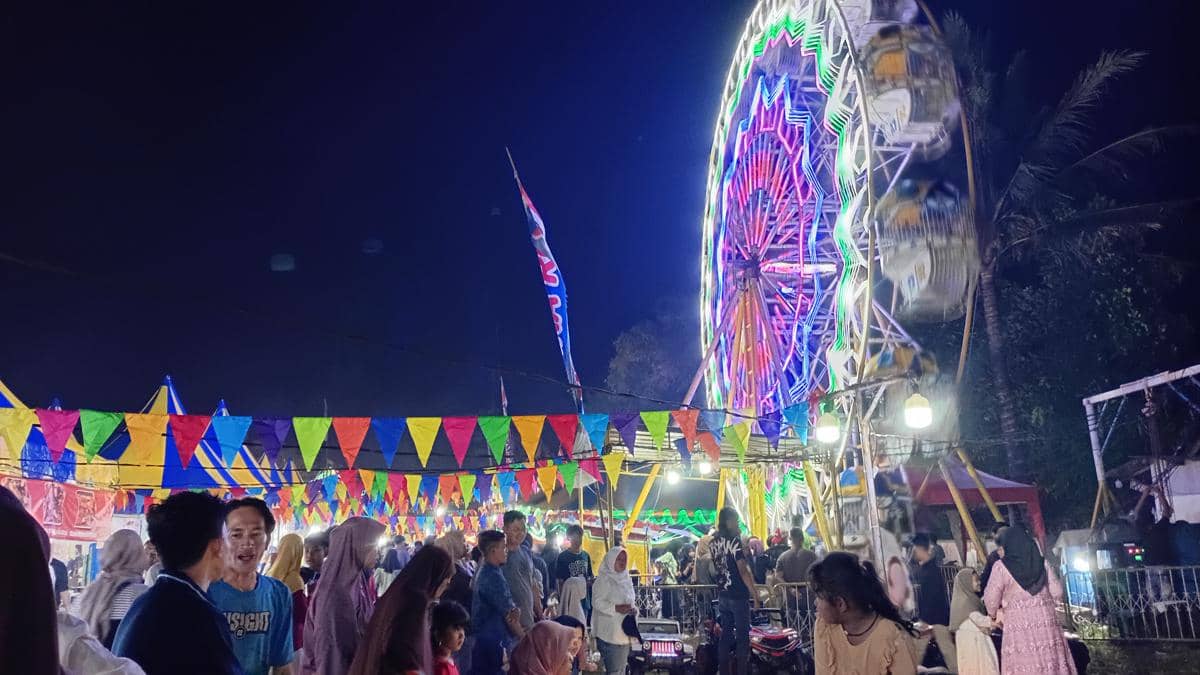 Pasar malam di Lapangan Manunggal Ambalresmi, Ambal, Kebumen.