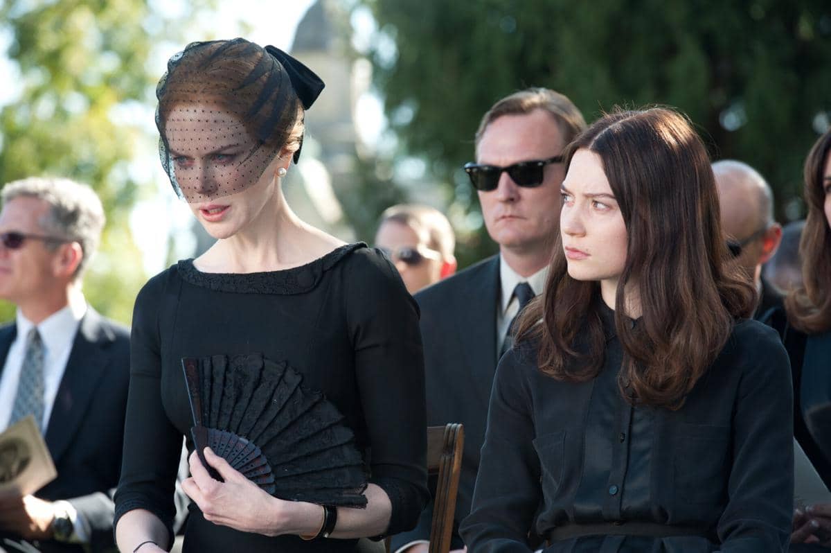 Nicole Kidman (kiri) dalam film Stoker