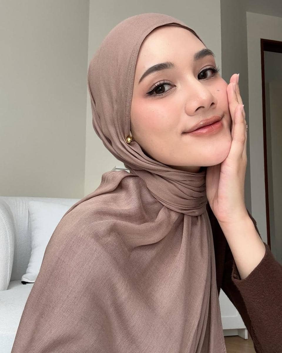 inspirasi makeup ngantor ala selebgram Rania Sukandari 