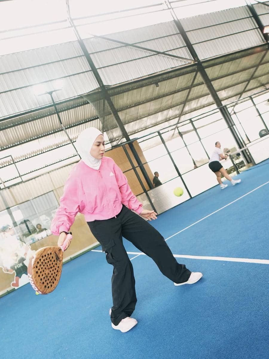 ide outfit olahraga ala Nina Zatulini 