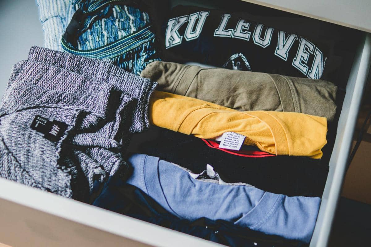 ilustrasi tumpukan pakaian (pexels.com/Francesco Paggiaro)