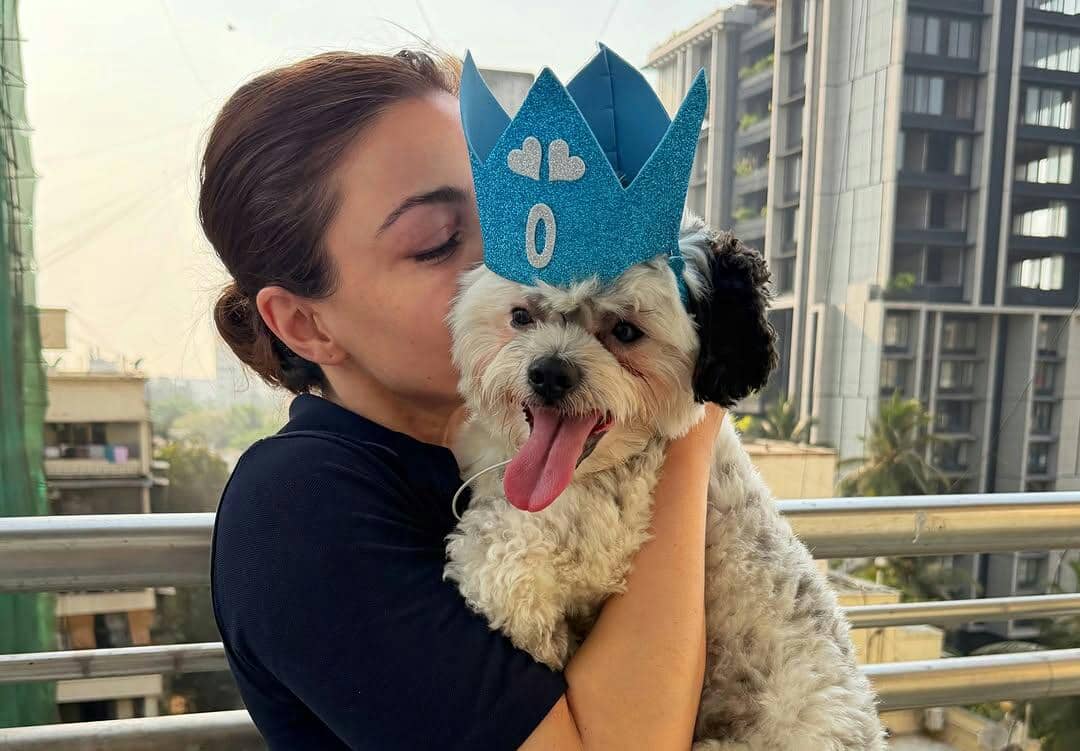 8 Potret Soha Ali Khan Rayakan Ulang Tahun Oreo, Anjing Peliharaannya