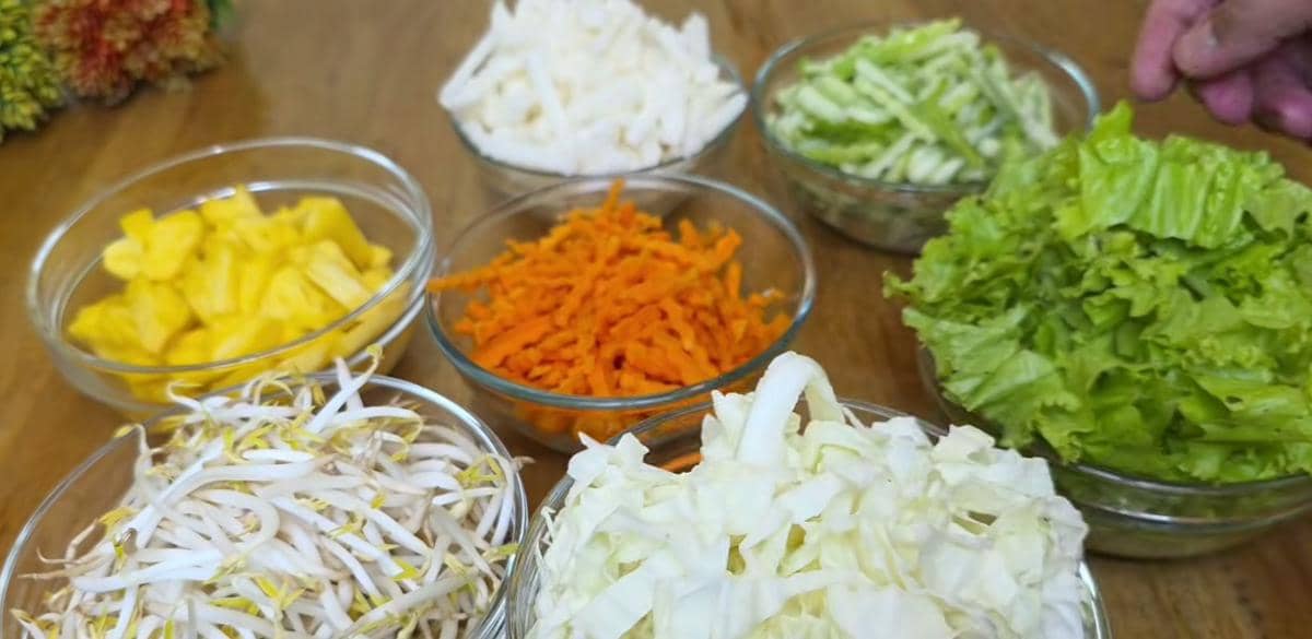 ilustrasi buah dan sayur potong