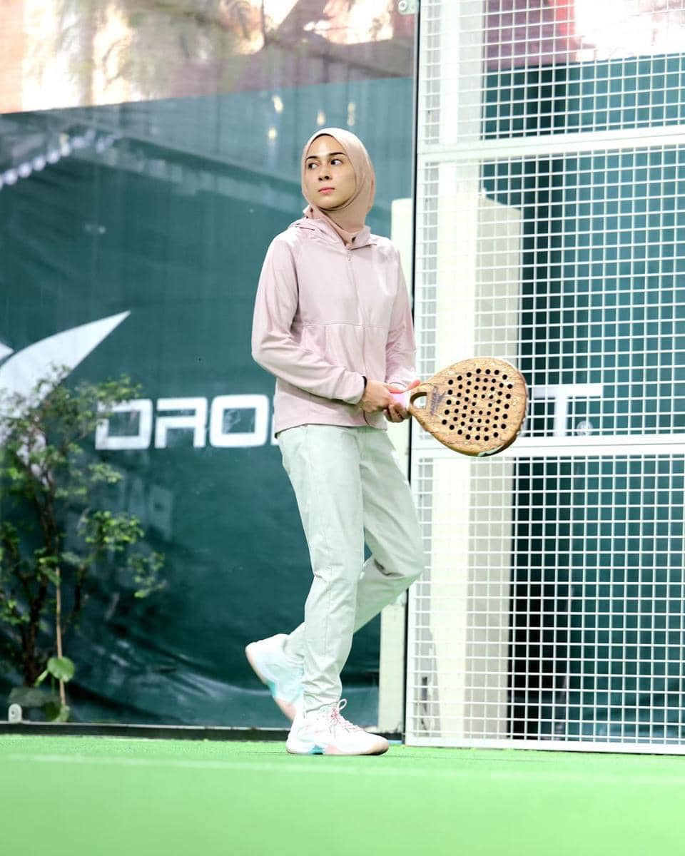 ide outfit olahraga ala Nina Zatulini 